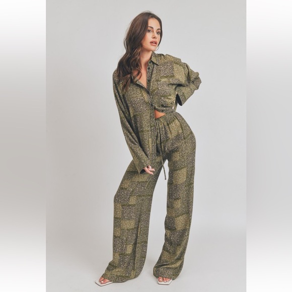 Chic Top and Wide Leg Pants Set - Picture 4 of 7